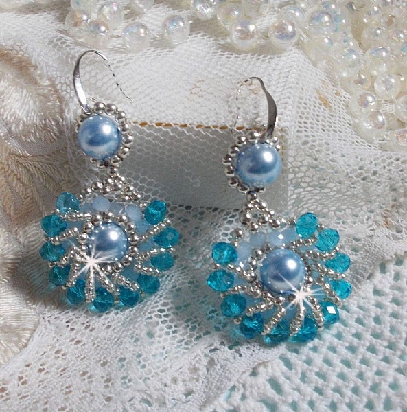 BO Ode Blue and Silver created with pearly round beads, flattened facets and silver seed beads.