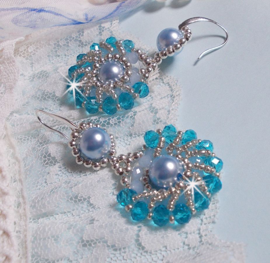 BO Ode Blue and Silver created with pearly round beads, flattened facets and silver seed beads.