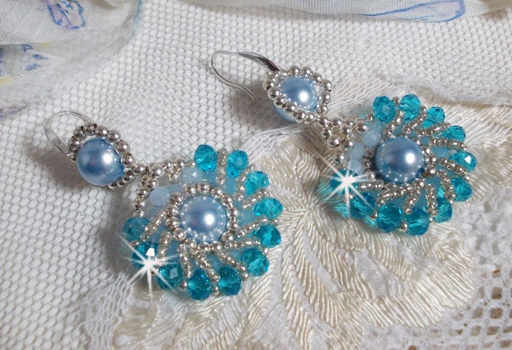 BO Ode Blue and Silver created with pearly round beads, flattened facets and silver seed beads.