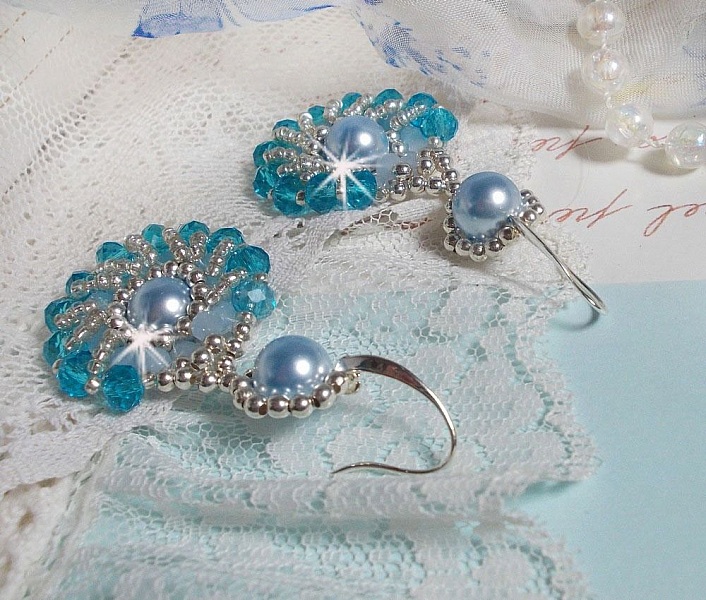 BO Ode Blue and Silver created with pearly round beads, flattened facets and silver seed beads.
