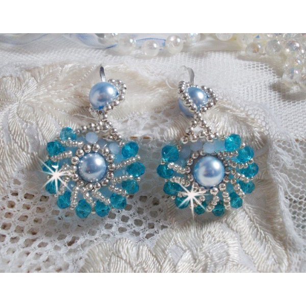 BO Ode Blue and Silver created with pearly round beads, flattened facets and silver seed beads.