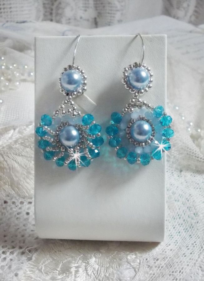 BO Ode Blue and Silver created with pearly round beads, flattened facets and silver seed beads.