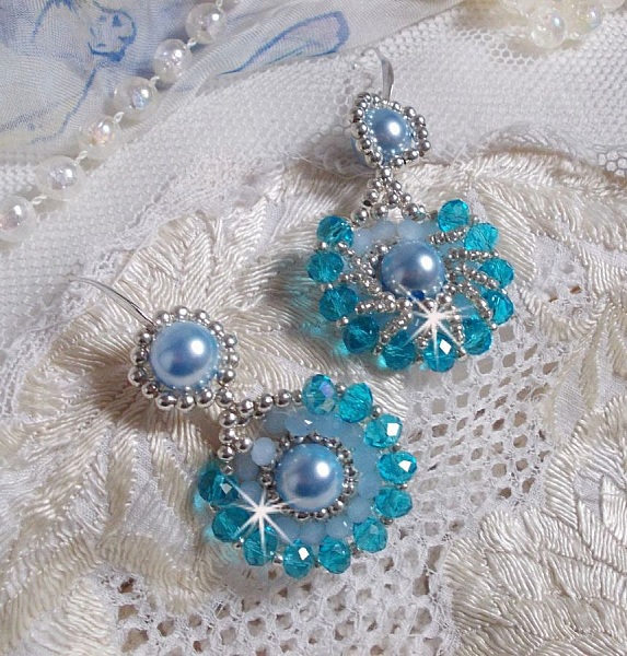 BO Ode Blue and Silver created with pearly round beads, flattened facets and silver seed beads.