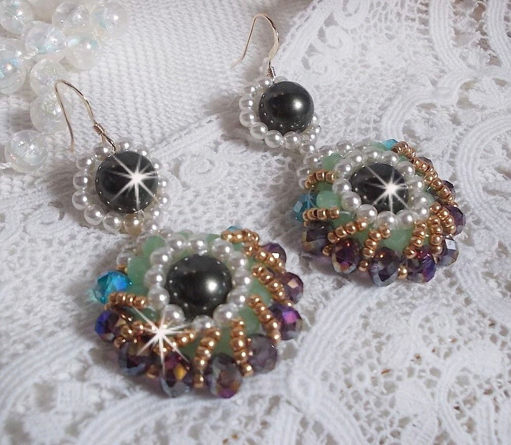 BO Ode Green and Purple created with round pearly beads, flattened facets and golden seed beads