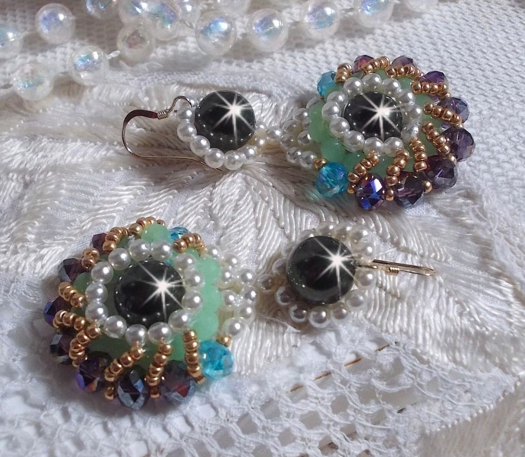 BO Ode Green and Purple created with round pearly beads, flattened facets and golden seed beads