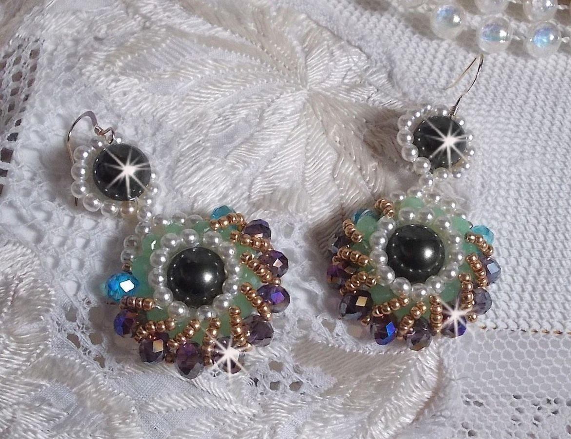 BO Ode Green and Purple created with round pearly beads, flattened facets and golden seed beads