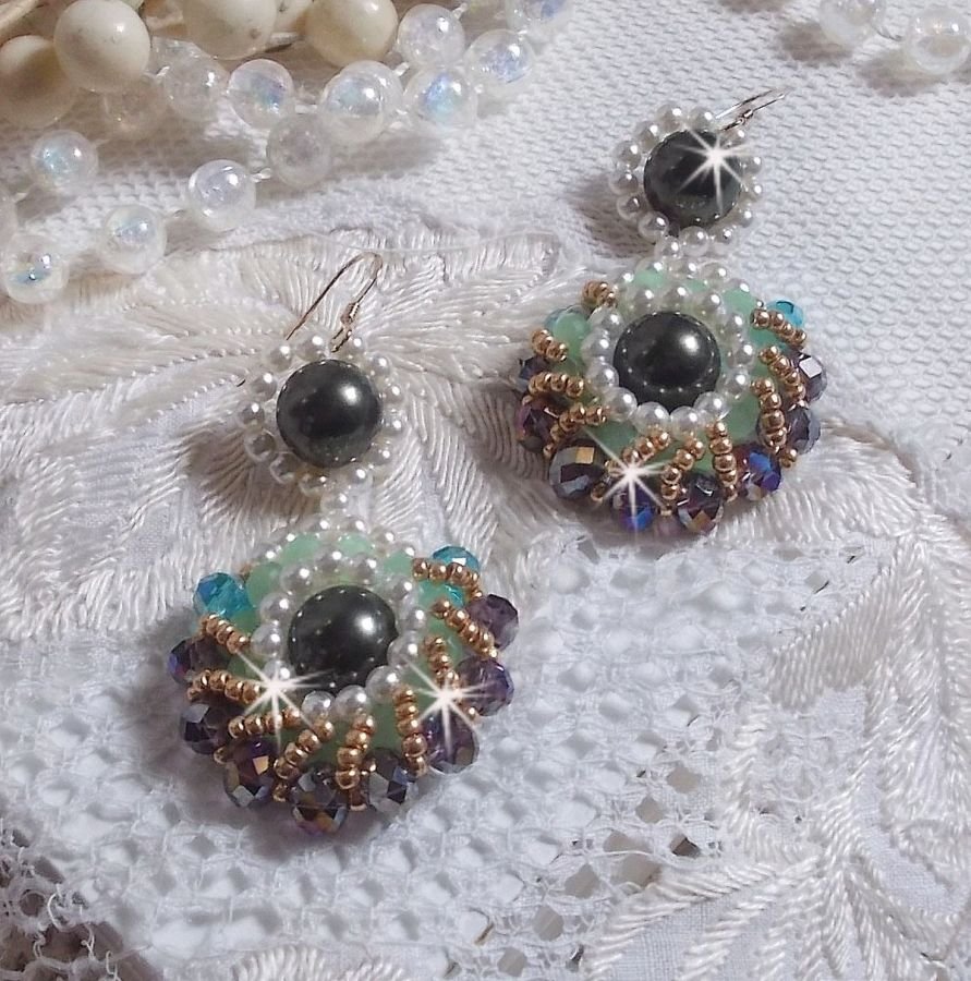 BO Ode Green and Purple created with round pearly beads, flattened facets and golden seed beads