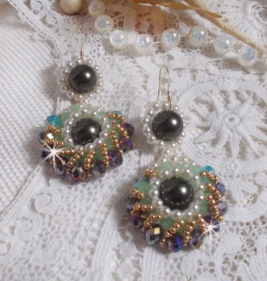 BO Ode Green and Purple created with round pearly beads, flattened facets and golden seed beads