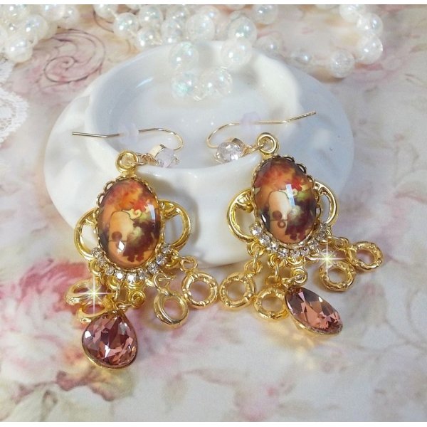 BO Paris repr&eacute;sentant une jeune femme &agrave; Paris, orn&eacute; d&rsquo;une cha&icirc;ne strass Cristal/Dor&eacute; avec des breloques, des pendants ovales Blush Rose, mont&eacute;s sur des crochets en plaqu&eacute; Or. Paris en mode vintage.