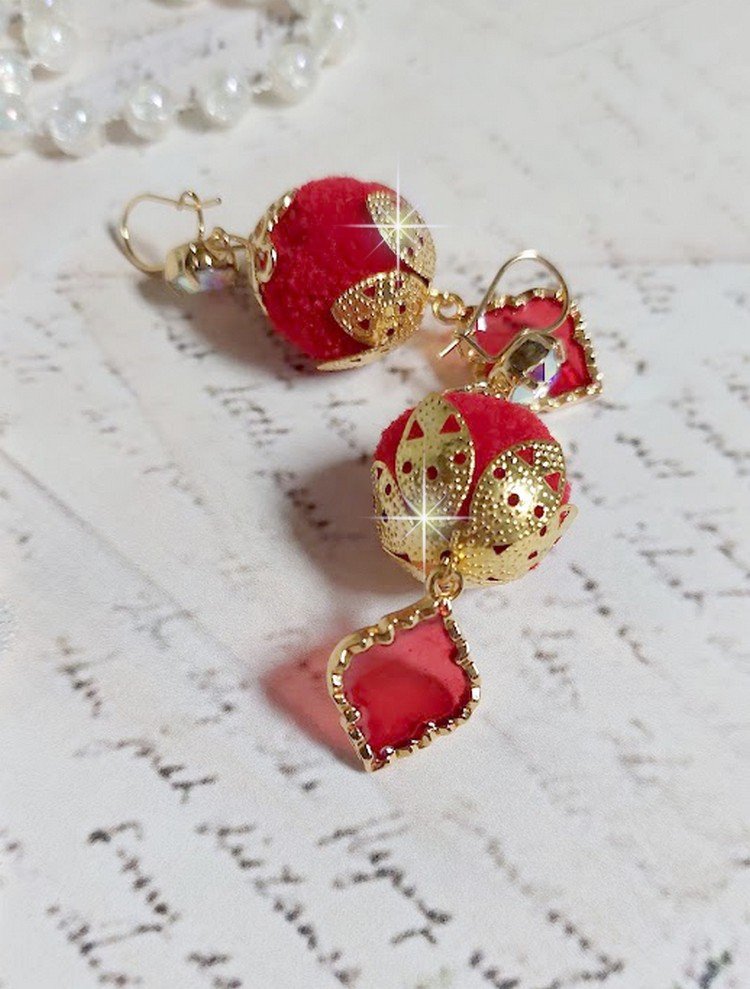 BO Passionnément montées avec des pompons Rouges très tendances à laquelle s’ajoute des coupelles en forme d’arabesque, pendentifs vitrail Rouge/Doré et cabochons en Cristal AB sur crochets en Laiton