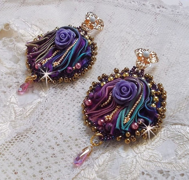 BO La Passionn&eacute;e de Venise brod&eacute;es avec un ruban de soie Purple, des Cristaux de Swarovski et des rocailles Miyuki