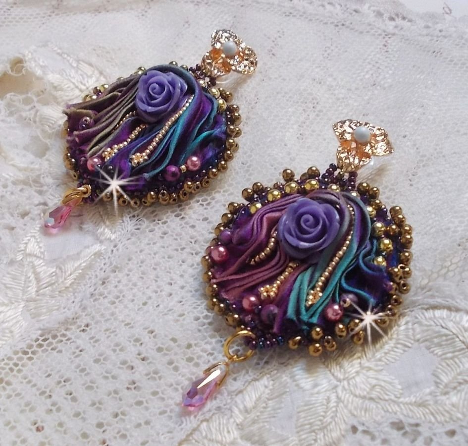 BO La Passionnée de Venise brodées avec un ruban de soie Purple, des Cristaux de Swarovski et des rocailles Miyuki