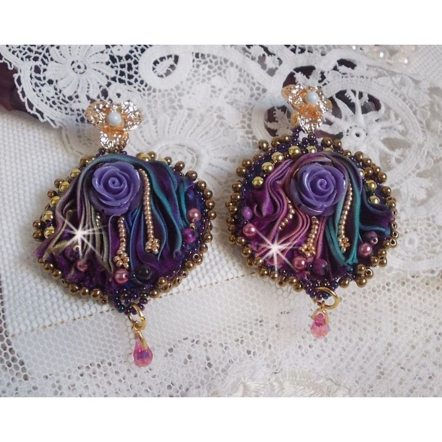 BO La Passionnée de Venise brodées avec un ruban de soie Purple, des Cristaux de Swarovski et des rocailles Miyuki