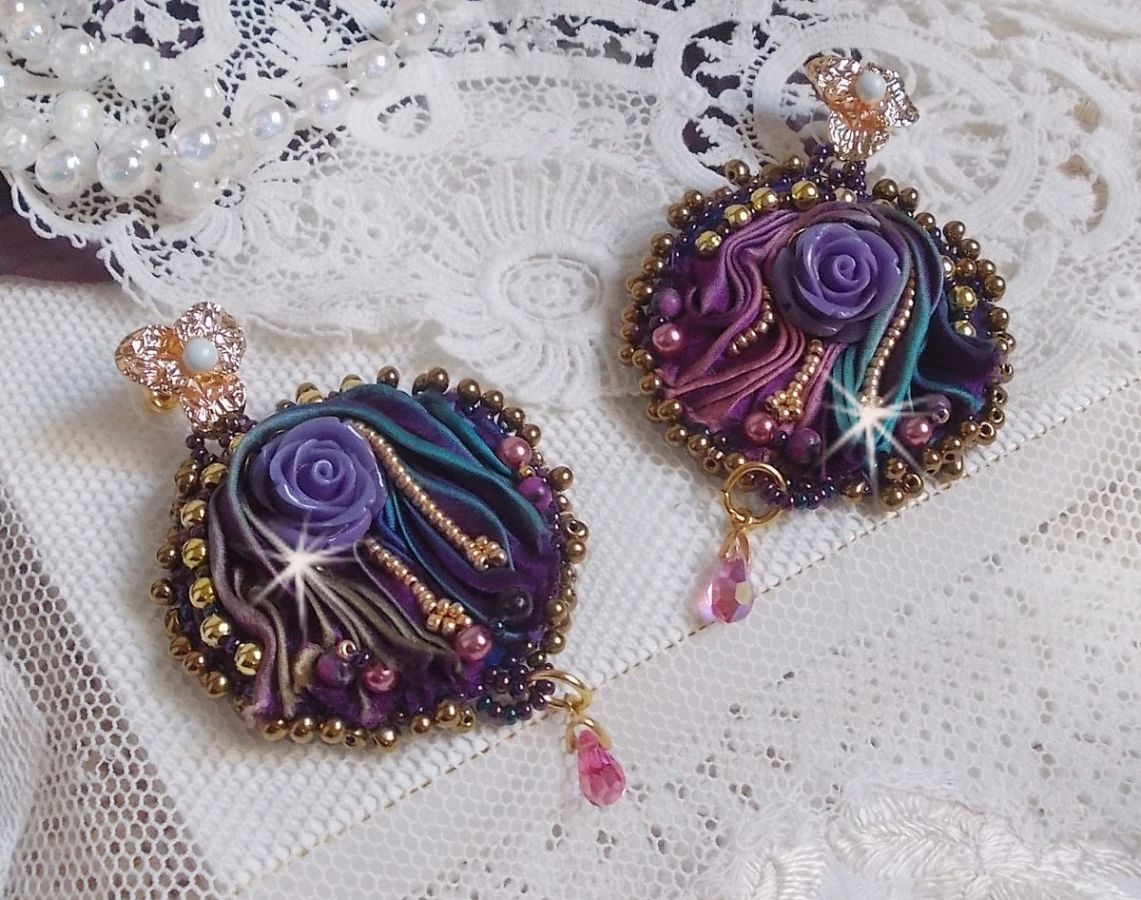 BO La Passionnée de Venise brodées avec un ruban de soie Purple, des Cristaux de Swarovski et des rocailles Miyuki