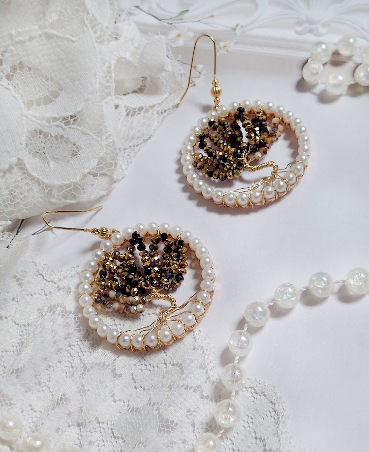 BO Perline Black Nacr&eacute; cr&eacute;&eacute;es avec pendentifs perles, rondes aplaties verres et crochets laiton