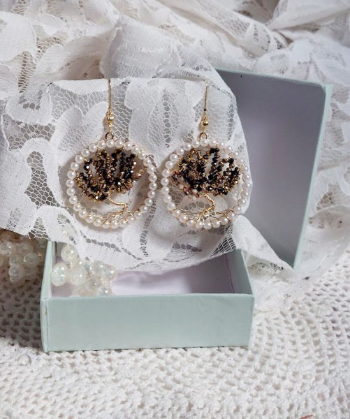 BO Perline Black Nacr&eacute; cr&eacute;&eacute;es avec pendentifs perles, rondes aplaties verres et crochets laiton