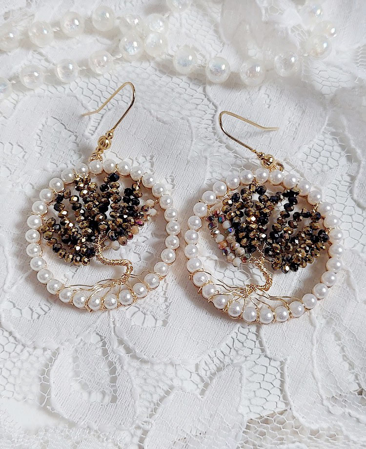 BO Perline Black Nacr&eacute; cr&eacute;&eacute;es avec pendentifs perles, rondes aplaties verres et crochets laiton