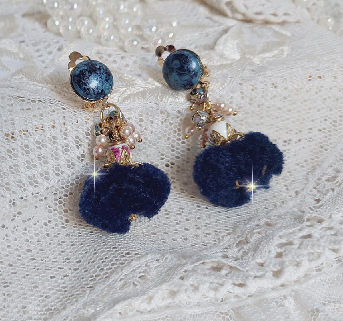 BO Petites Douceurs montées avec pompons ronds, cabochons verres et perles Cristal Swarovski
