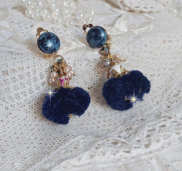 BO Petites Douceurs mont&eacute;es avec pompons ronds, cabochons verres et perles Cristal Swarovski