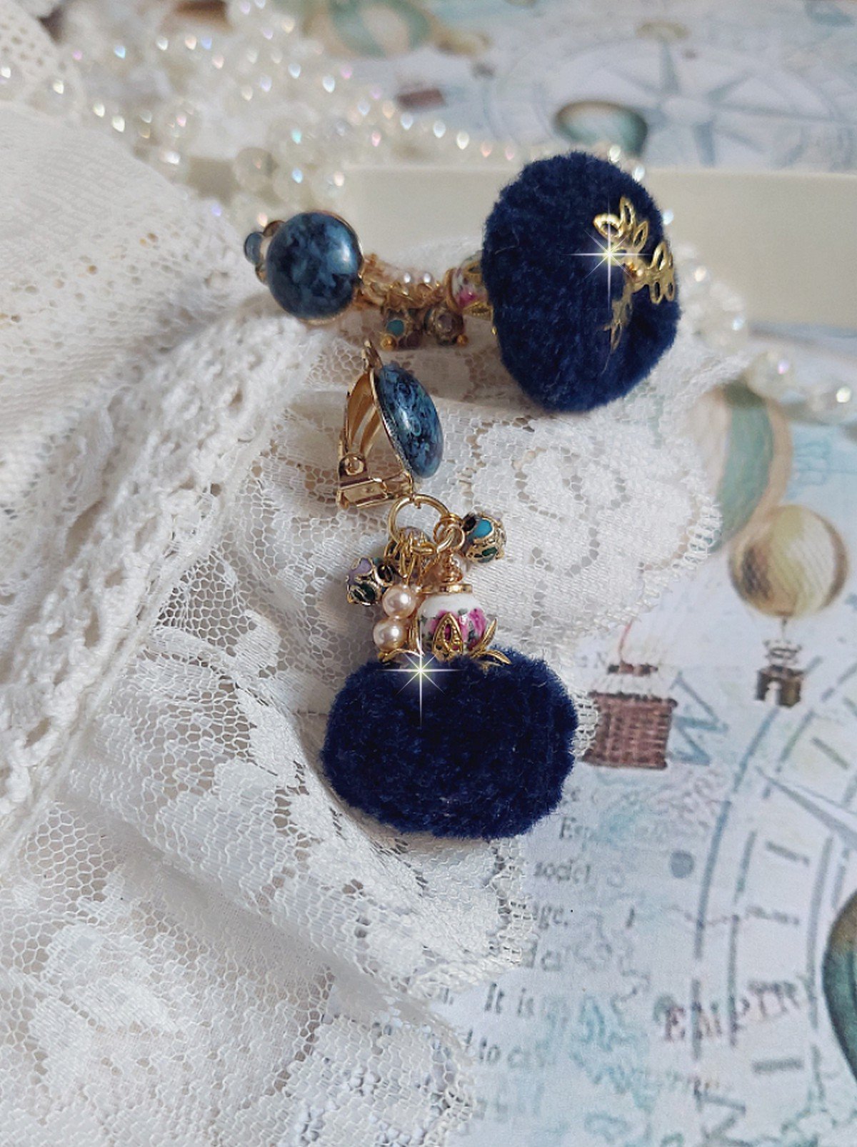 BO Petites Douceurs mont&eacute;es avec pompons ronds, cabochons verres et perles Cristal Swarovski