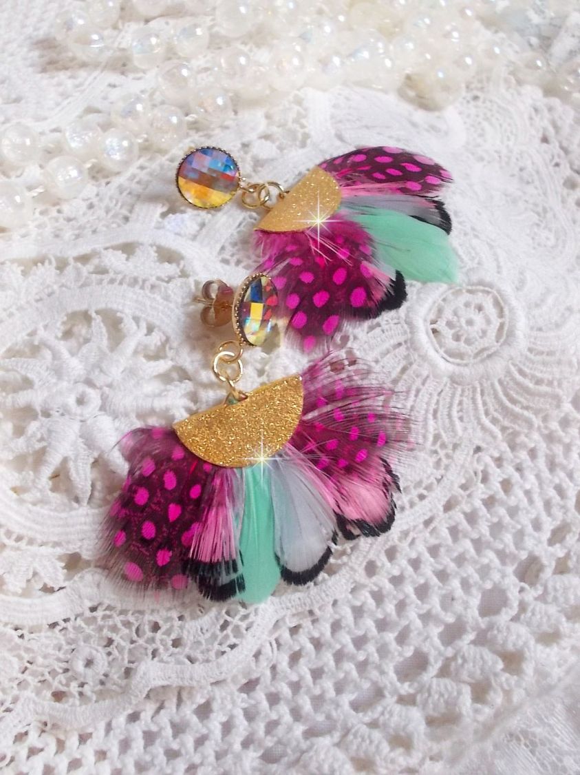 BO Plumis, Gris, Noir, Rose, Fuchsia et Menthe aux plumes de faisan et pintade avec des embouts demi-lune. Le tout est monté sur des clous d’oreilles en laiton avec des cabochons en cristal.