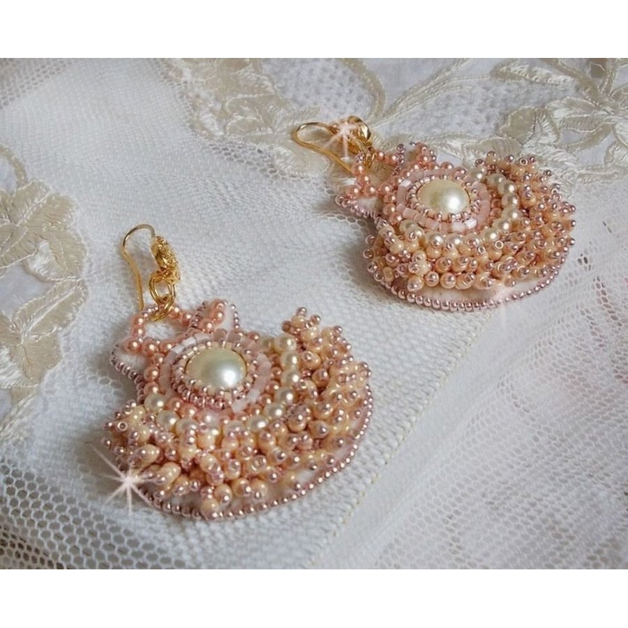 BO Poudre de Riz embroidered with small round pearly beads in Swarovski crystal and Miyuki seed beads 