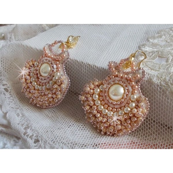 BO Poudre de Riz embroidered with small round pearly beads in Swarovski crystal and Miyuki seed beads 