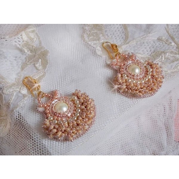 BO Poudre de Riz embroidered with small round pearly beads in Swarovski crystal and Miyuki seed beads 