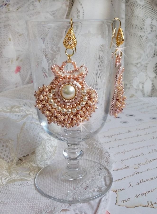 BO Poudre de Riz embroidered with small round pearly beads in Swarovski crystal and Miyuki seed beads 