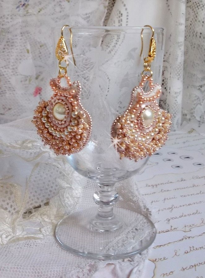 BO Poudre de Riz embroidered with small round pearly beads in Swarovski crystal and Miyuki seed beads 