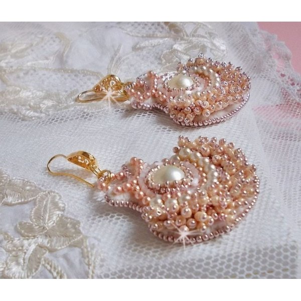 BO Poudre de Riz embroidered with small round pearly beads in Swarovski crystal and Miyuki seed beads 