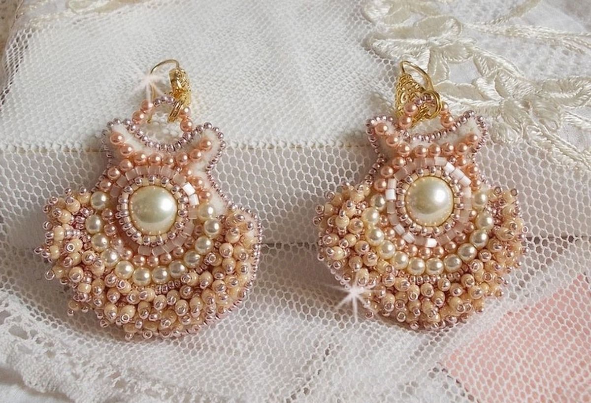 BO Poudre de Riz embroidered with small round pearly beads in Swarovski crystal and Miyuki seed beads 