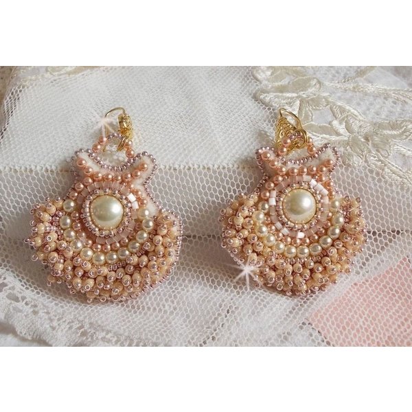 BO Poudre de Riz embroidered with small round pearly beads in Swarovski crystal and Miyuki seed beads 