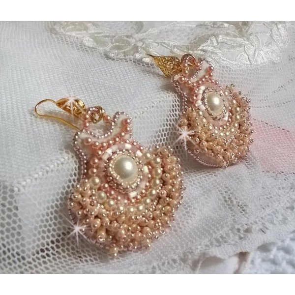 BO Poudre de Riz embroidered with small round pearly beads in Swarovski crystal and Miyuki seed beads 
