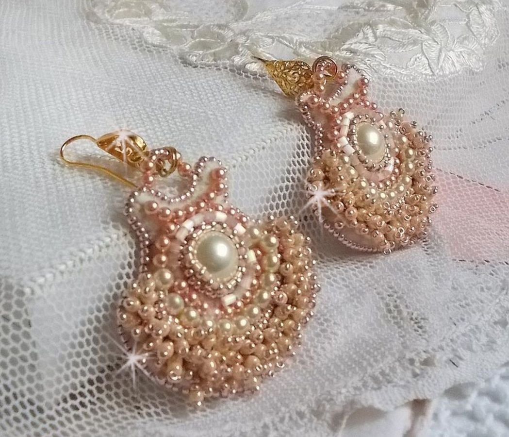 BO Poudre de Riz embroidered with small round pearly beads in Swarovski crystal and Miyuki seed beads 