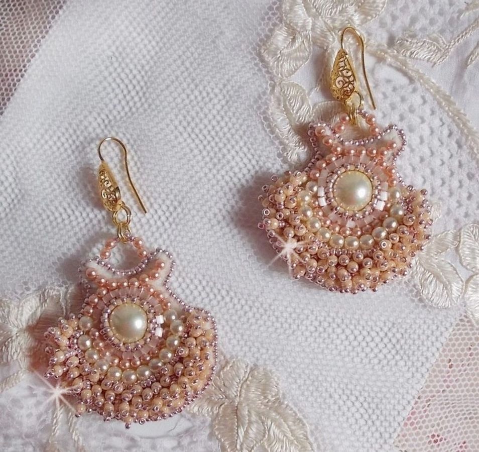 BO Poudre de Riz embroidered with small round pearly beads in Swarovski crystal and Miyuki seed beads 