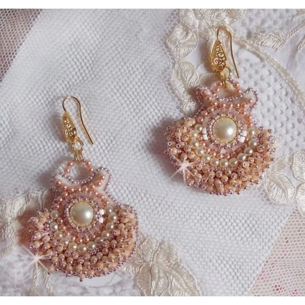 BO Poudre de Riz embroidered with small round pearly beads in Swarovski crystal and Miyuki seed beads 
