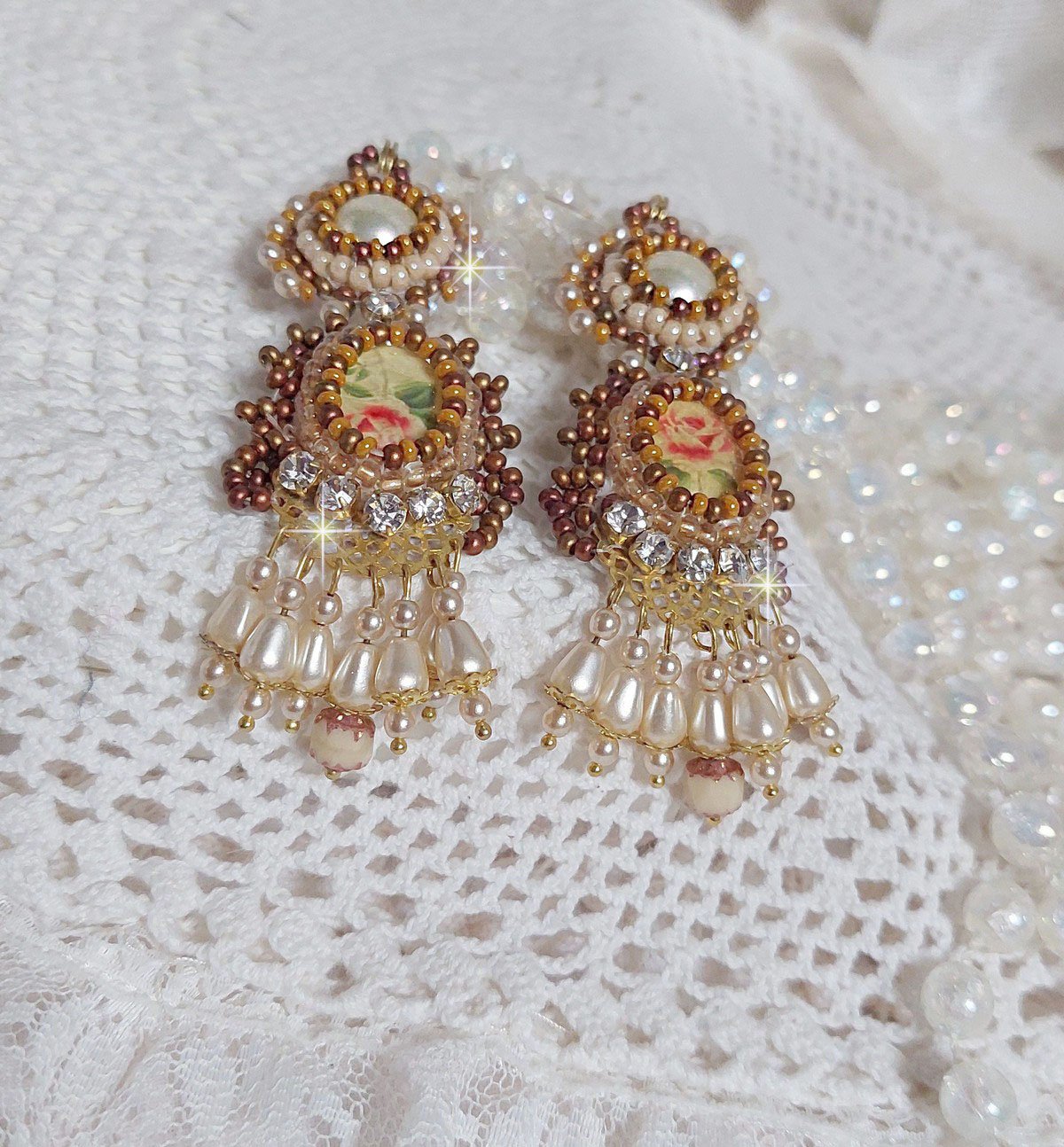 BO Reflets de Rosée are embroidered with pearly pearls, Swarovski Crystals and 14K Gold Filled ear hooks.