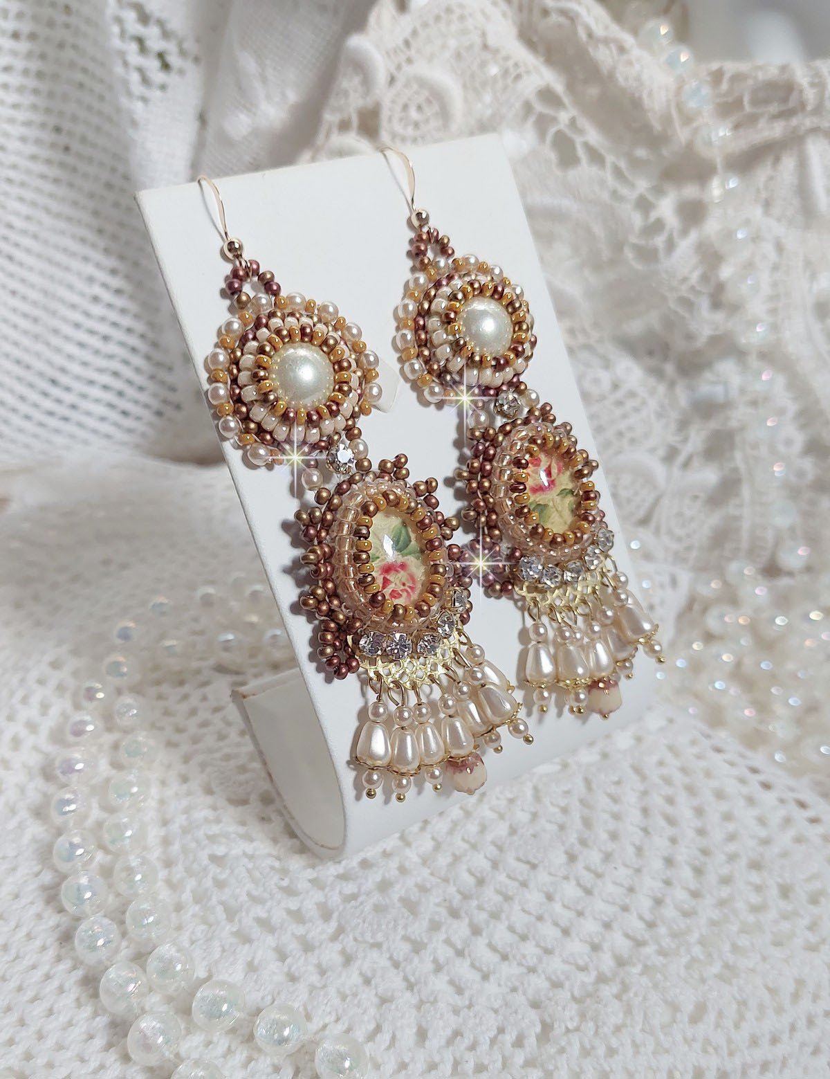 BO Reflets de Rosée are embroidered with pearly pearls, Swarovski Crystals and 14K Gold Filled ear hooks.