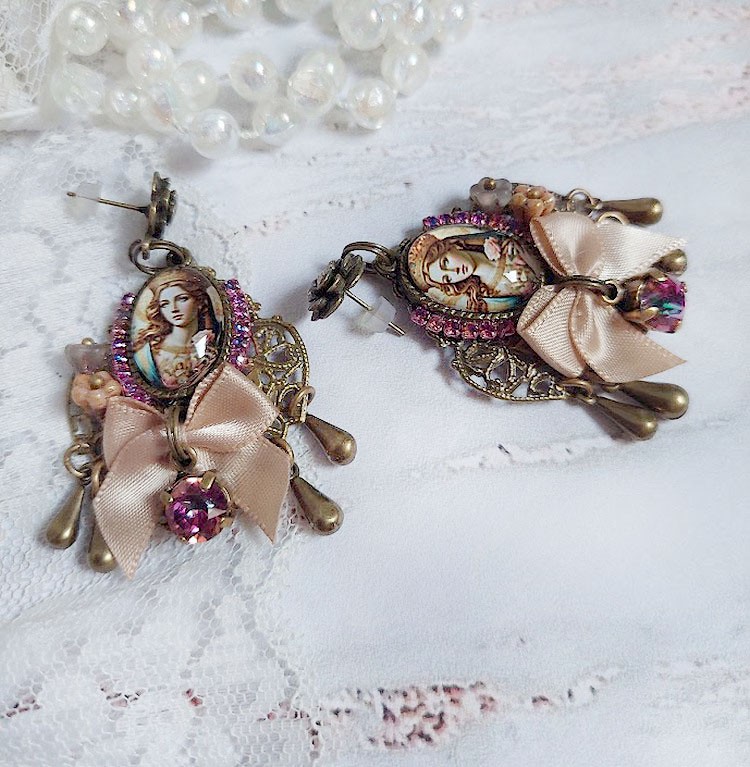 BO Reine Roses créées avec cabochon verre, nœud satin, strass, clochettes et perles Cristal Swarovski