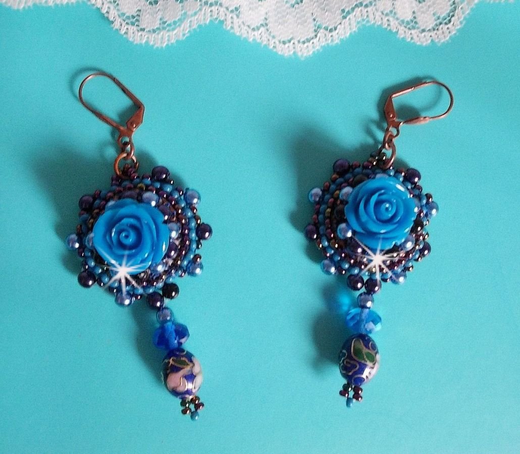 BO Royal Blue Roses embroidered with resin roses, pearly pearls, cloisonne porcelain pendants, facets and rocailles