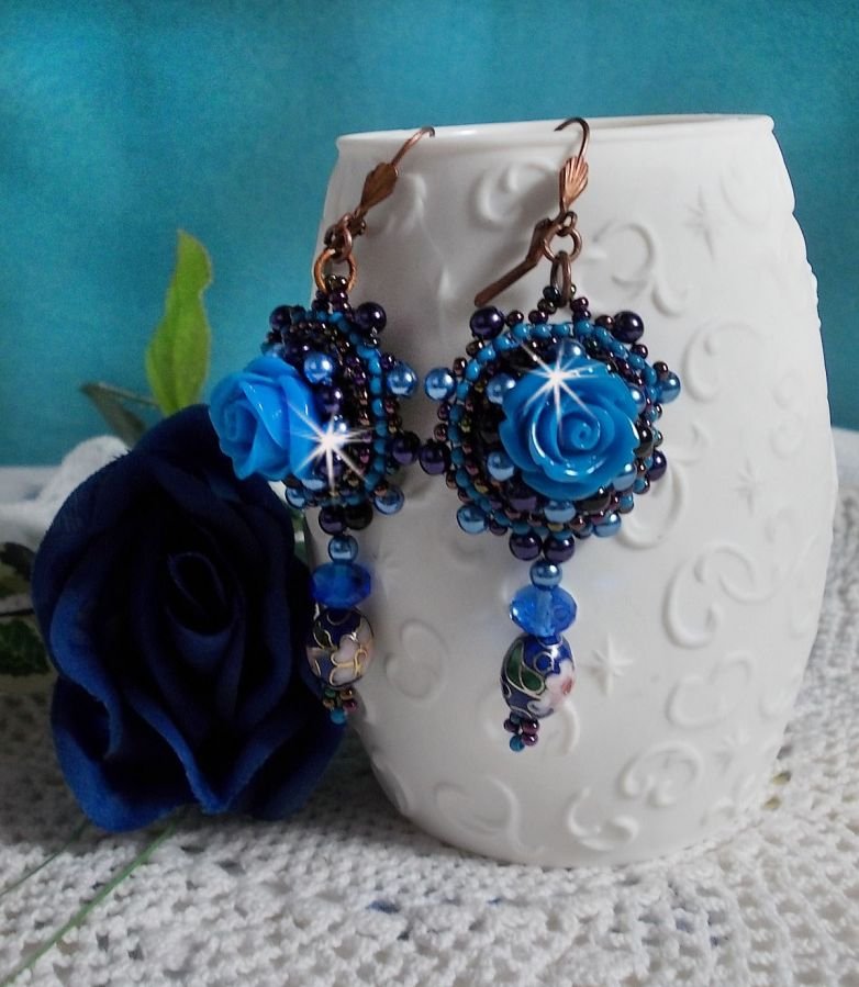 BO Royal Blue Roses embroidered with resin roses, pearly pearls, cloisonne porcelain pendants, facets and rocailles