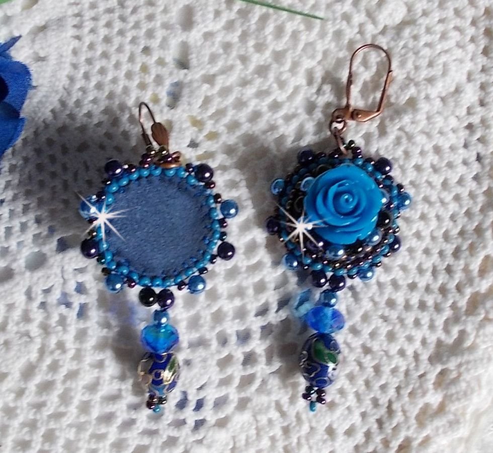 BO Royal Blue Roses embroidered with resin roses, pearly pearls, cloisonne porcelain pendants, facets and rocailles