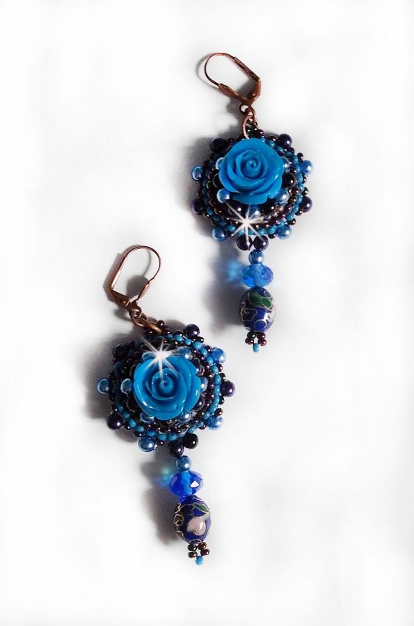 BO Royal Blue Roses embroidered with resin roses, pearly pearls, cloisonne porcelain pendants, facets and rocailles