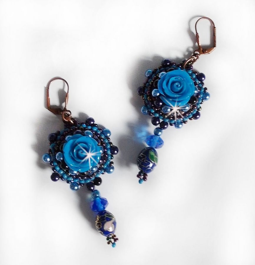 BO Royal Blue Roses embroidered with resin roses, pearly pearls, cloisonne porcelain pendants, facets and rocailles