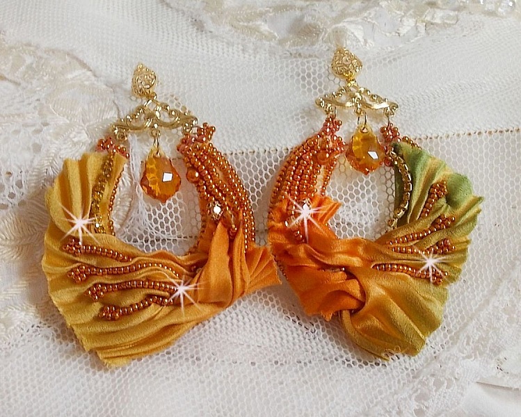 BO Rumba embroidered with Swarovski crystals, facets, pearls and spacers on a silk ribbon (Shibori)