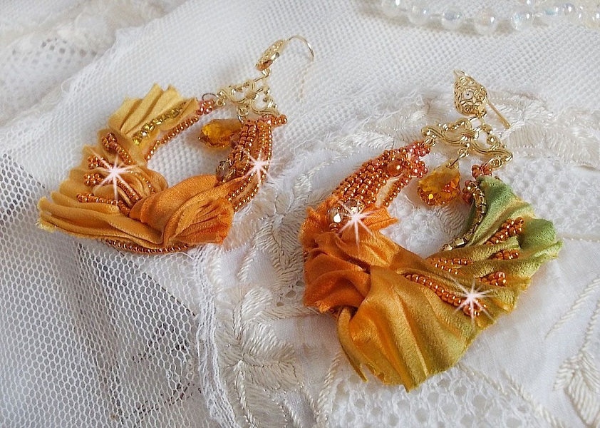 BO Rumba embroidered with Swarovski crystals, facets, pearls and spacers on a silk ribbon (Shibori)