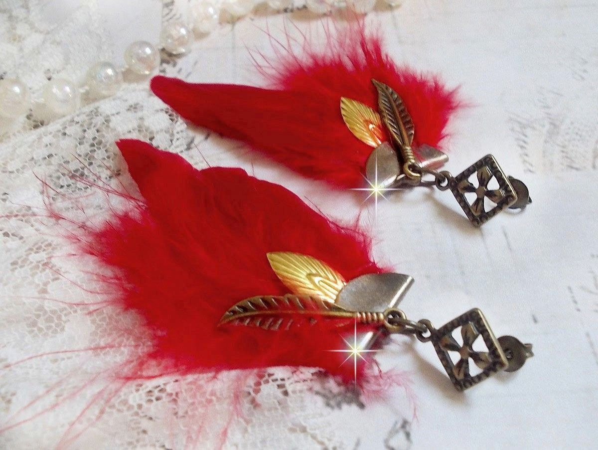 BO Sagesse Amérindienne avec des plumes d'un rouge vif, des breloques dorées, plumes et clous d'oreilles de couleur Bronze. Honneur et pourvoir pour ces tribus Amérindiennes. 