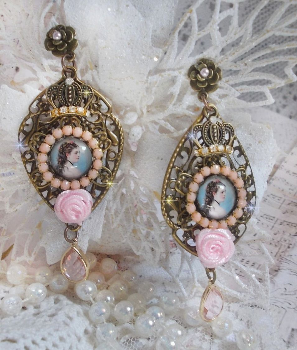 BO Sissi Empress created with glass cabochons representing Sissi Empress, crystals, glass beads, small flowers and various accessories in Bronze color