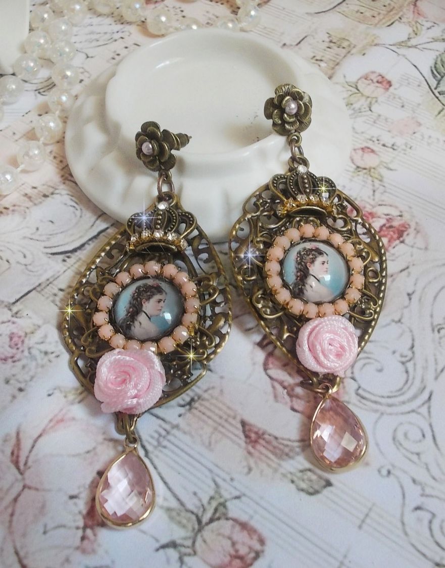 BO Sissi Empress created with glass cabochons representing Sissi Empress, crystals, glass beads, small flowers and various accessories in Bronze color